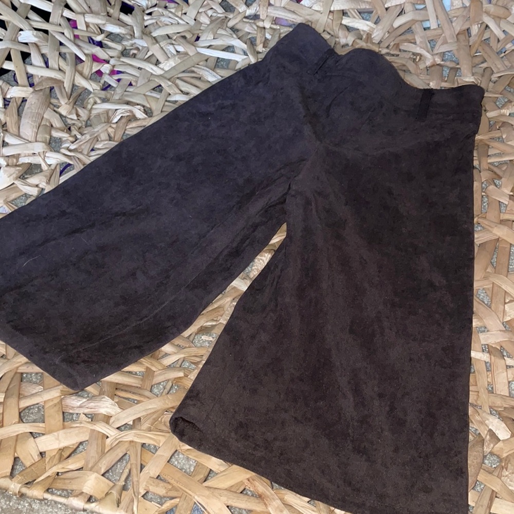 Girls Size 4 Byergirl light weight flowy suede-like material pants/ gauchos